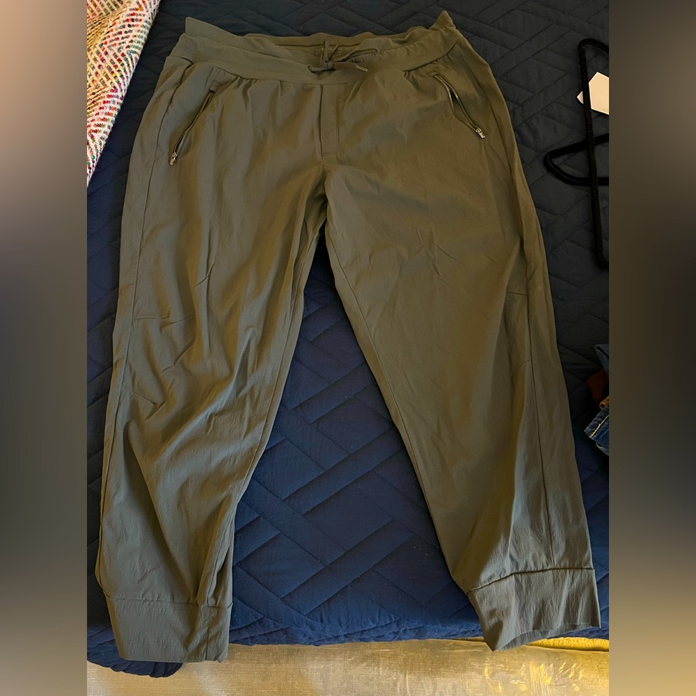 ATHLETA Trekkie North Jogger in Size 20 in Mountain Olive